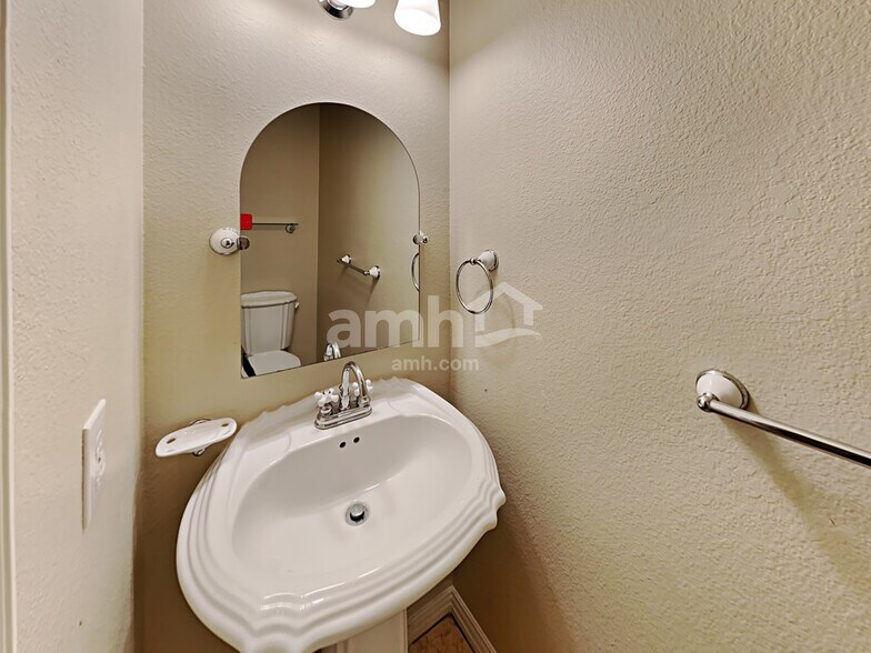 Building Photo - 1528 Englewood Dr