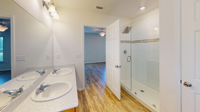 Building Photo - LOCATION! LOCATION! LOCATION!