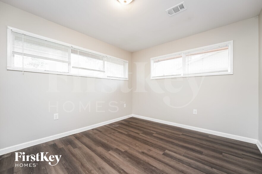 Building Photo - 3425 Pinehill Dr
