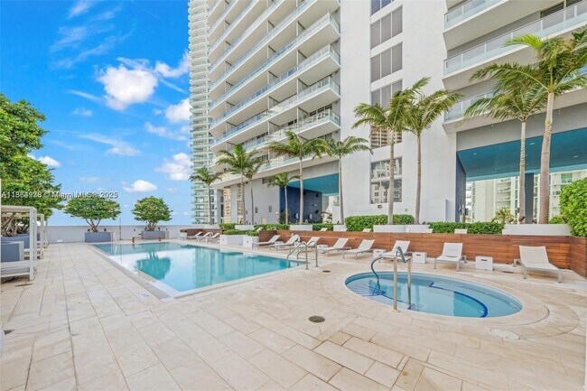 Building Photo - 1300 Brickell Bay Dr