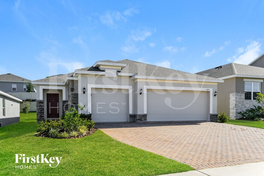 Building Photo - 689 Blackstone St