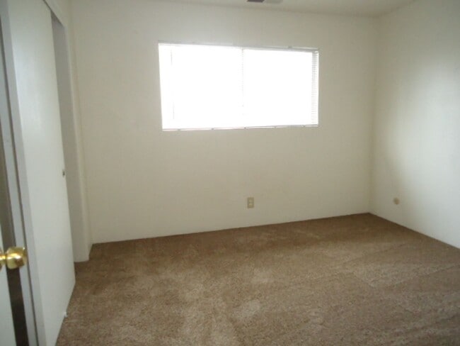 Building Photo - 1917-1919 W Whitendale Ave