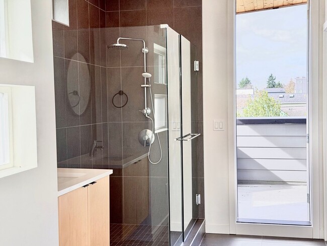 Building Photo - Modern 3-Level Townhome (2020) with Private Roof Deck & A/C