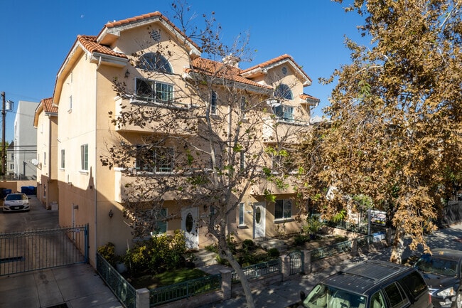 Primary Photo - 823-825 S Gramercy Pl