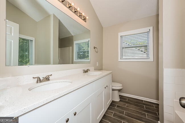 Building Photo - 402 Hawthorne Cir