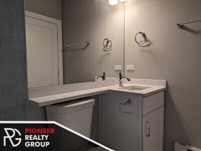 Building Photo - 454 W Barry Ave