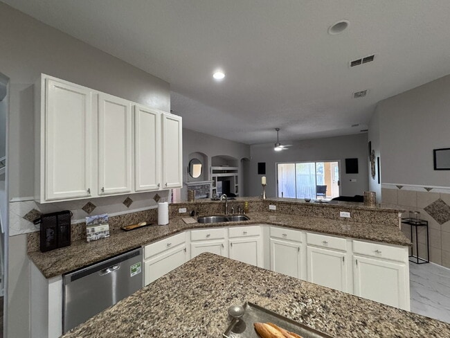 Building Photo - Large Renovated Home in Oakleaf Plantation