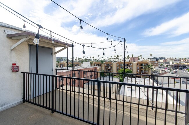 Building Photo - 321 S Berendo St