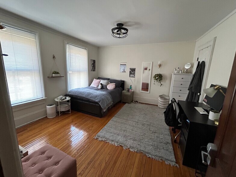 Building Photo - 1906 Orrington Ave