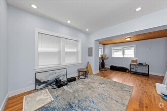 Building Photo - 3 bedroom in Chicago IL 60625