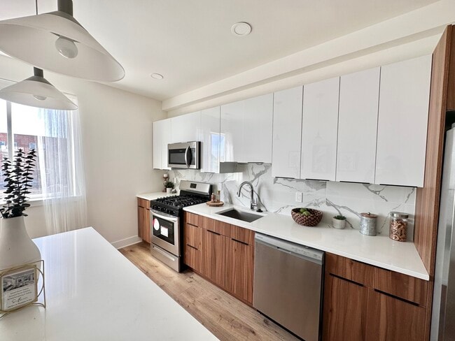 Building Photo - 2430 E Tioga St