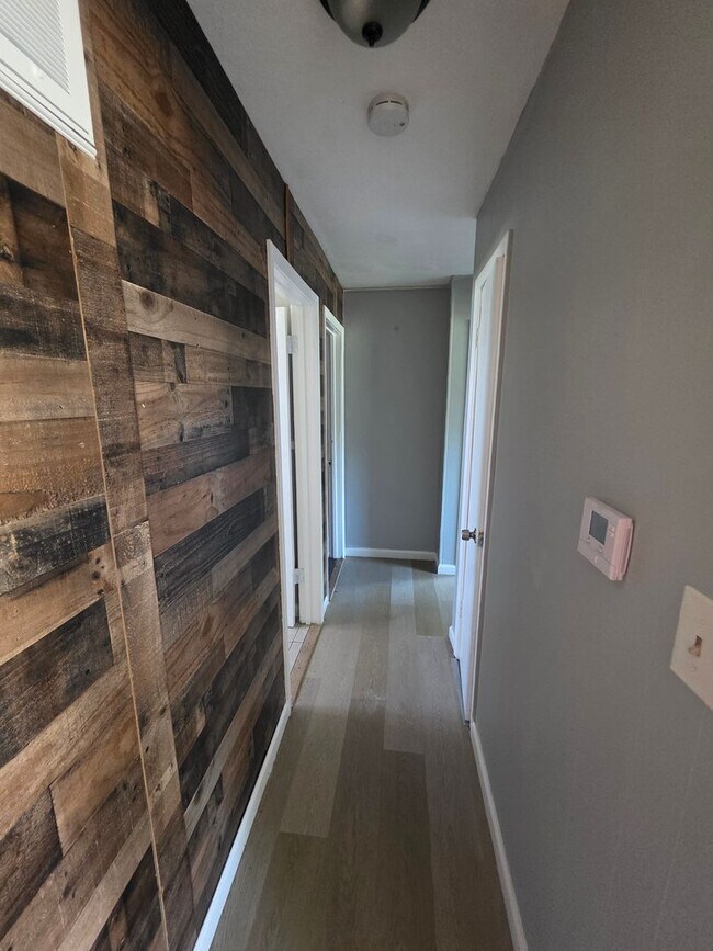 Building Photo - LIMITED TIME**NO APPLICATION FEE**1/2 OFF ...