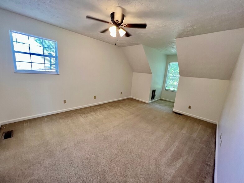 Building Photo - 717 Shady Springs Ln