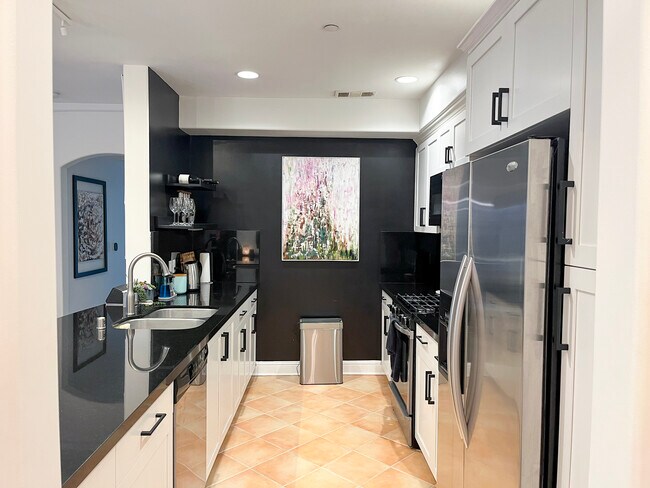 Building Photo - 5037 Rosewood Ave