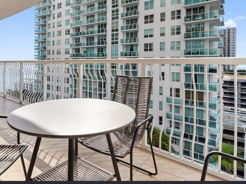 Building Photo - 1200 Brickell Bay Dr