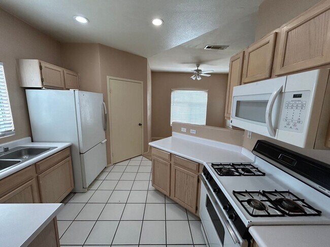 Building Photo - 1-Bed 1-Bath Condo in Guard Gated Community!