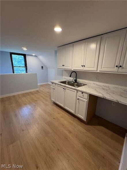 Building Photo - 946 E 79th St