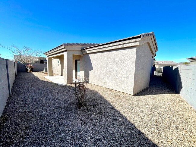 Building Photo - Great 3 Bedroom Home w/ 3 Car Garage in Wa...