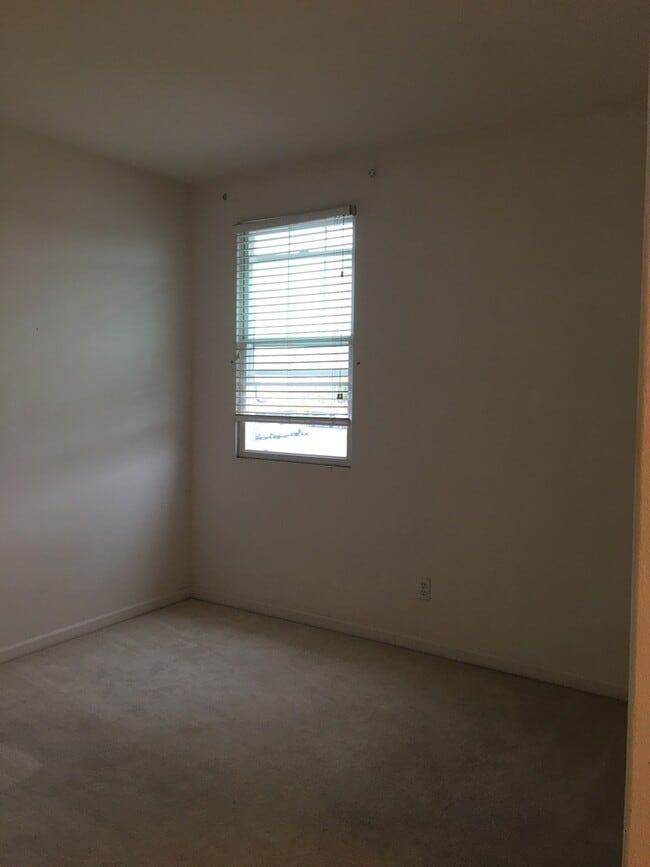 Building Photo - End unit ownhouse with garage walking dist...