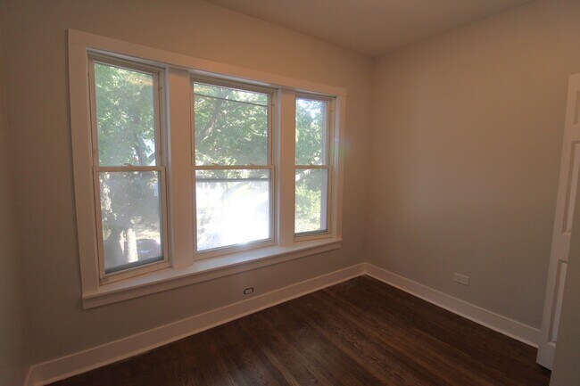 Building Photo - 956 N Winchester Ave