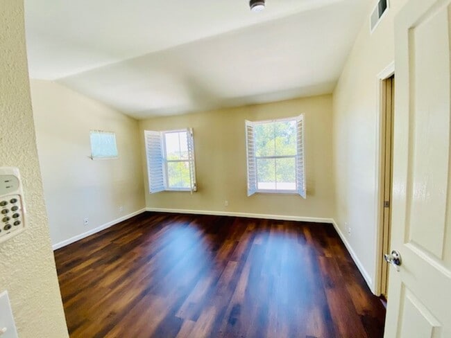Building Photo - Elegant and Move-In Ready 4BD/3BA, Two-Sto...
