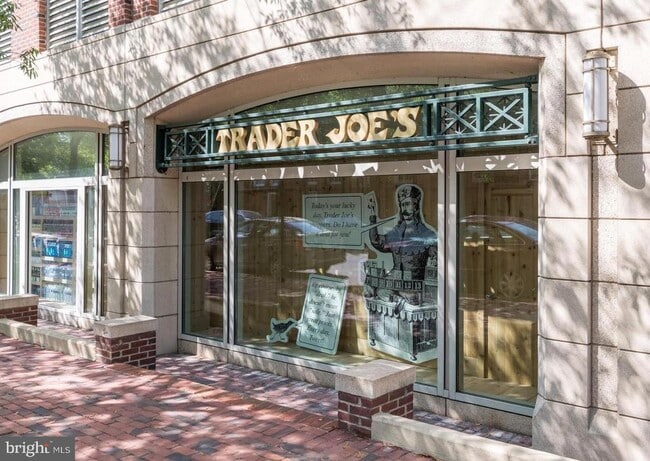 Building Photo - 420 Cook St