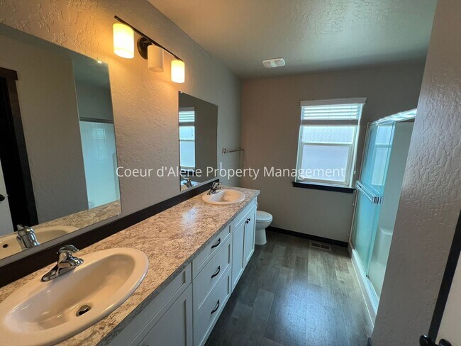 Building Photo - 3 bed house behind Crown Pointe Park!