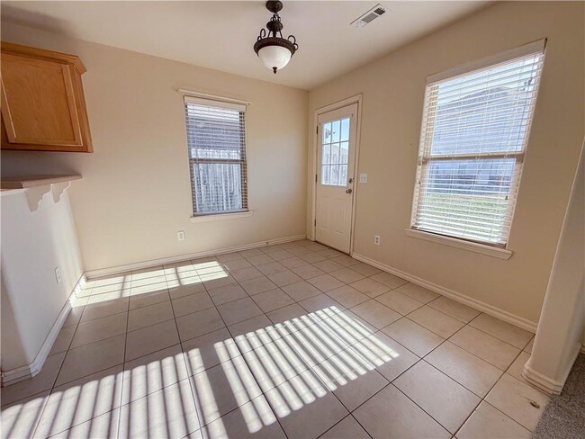 Building Photo - 902 Oakwood Ln