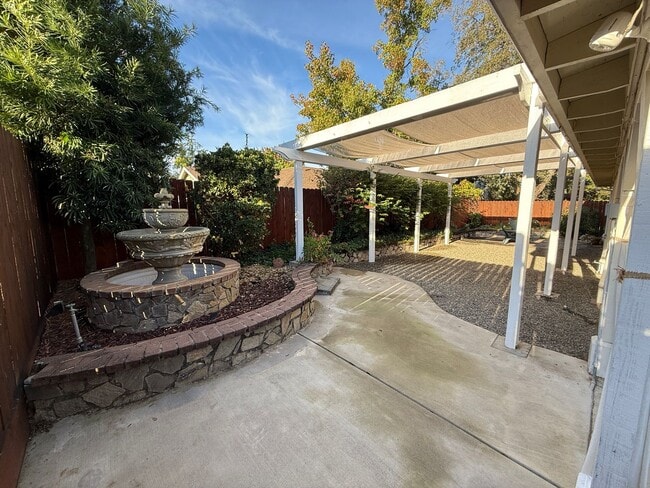 Building Photo - Charming 2-bedroom, 2-bathroom home locate...