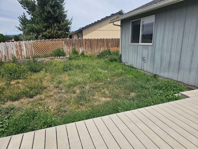 Building Photo - 3 Bedroom Home with Outdoor Space