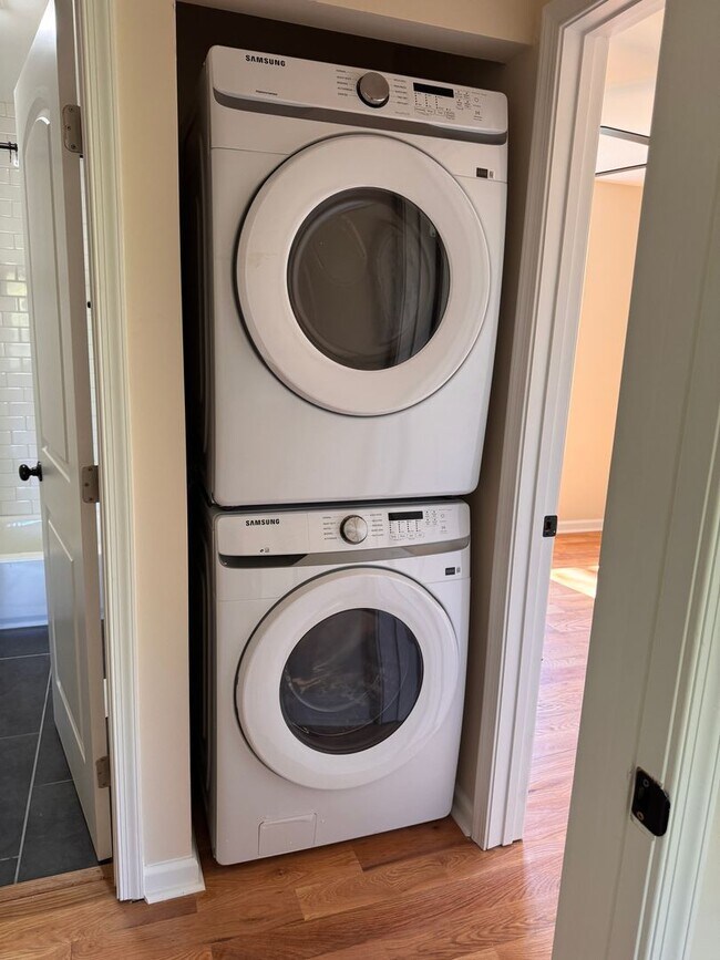 Building Photo - 3 Bedroom || 1 Bathroom - Single Family Home