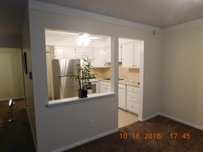 Building Photo - 444 N Fox Hills Dr