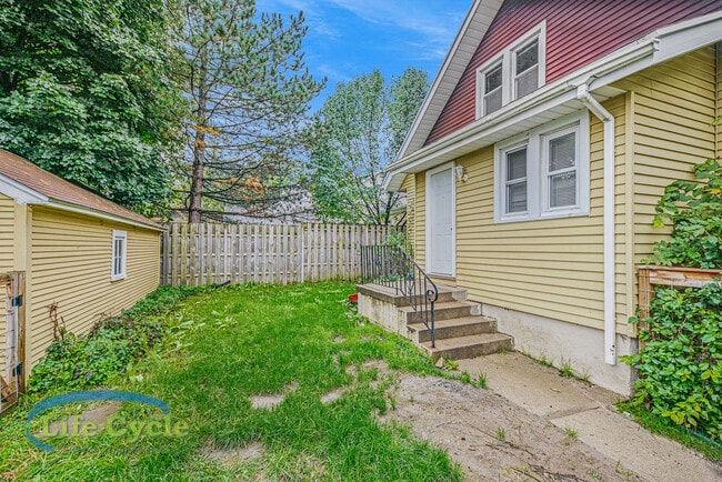 Building Photo - 148 Diamond Ave NE