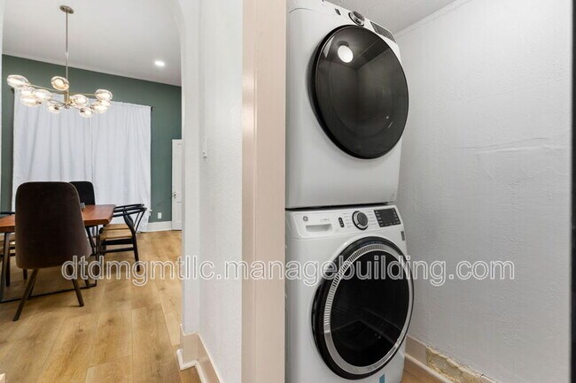 Building Photo - 110 E Craig Pl