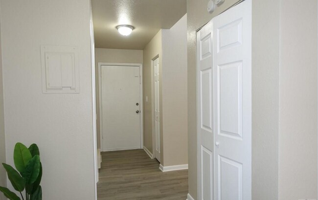 Building Photo - 667 E Clarion Dr