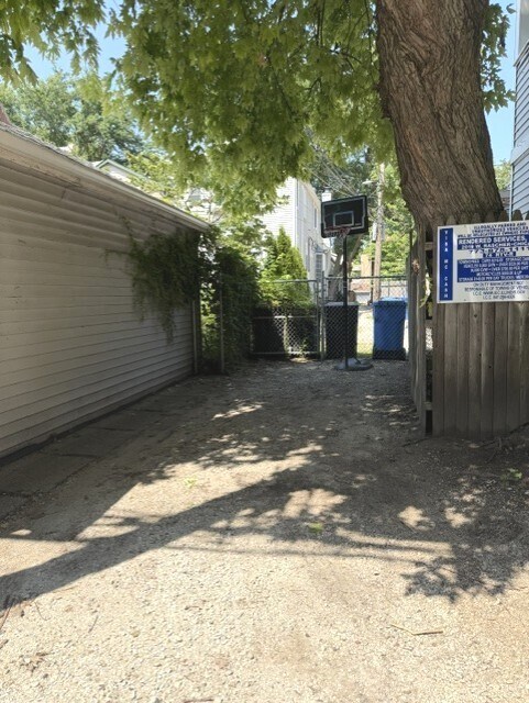 Building Photo - 3846 N Janssen Ave
