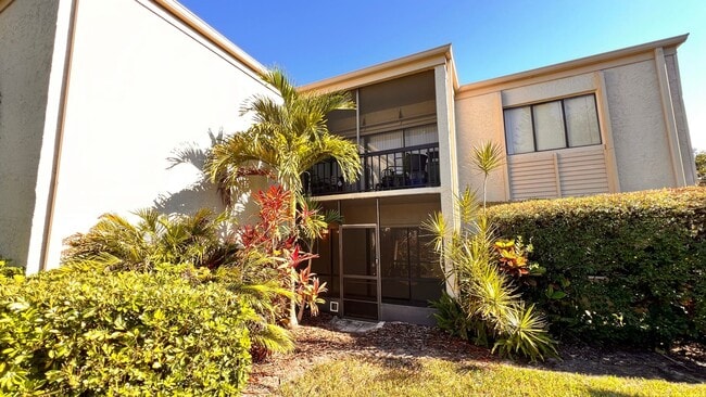 Building Photo - 1/1 Ready for Move In! Heart of Orlando Gated Community with Amenities!