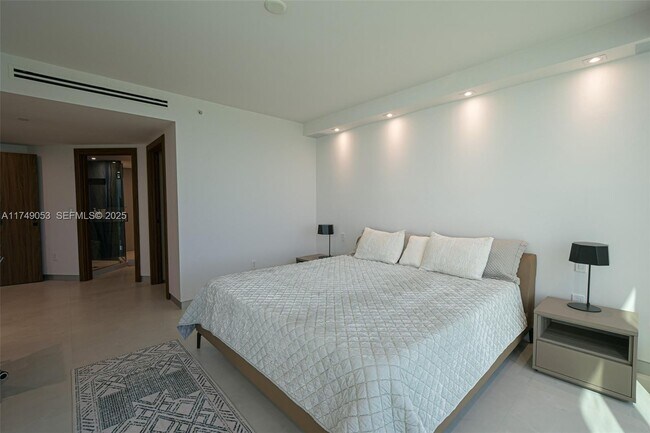 Building Photo - 16699 Collins Ave