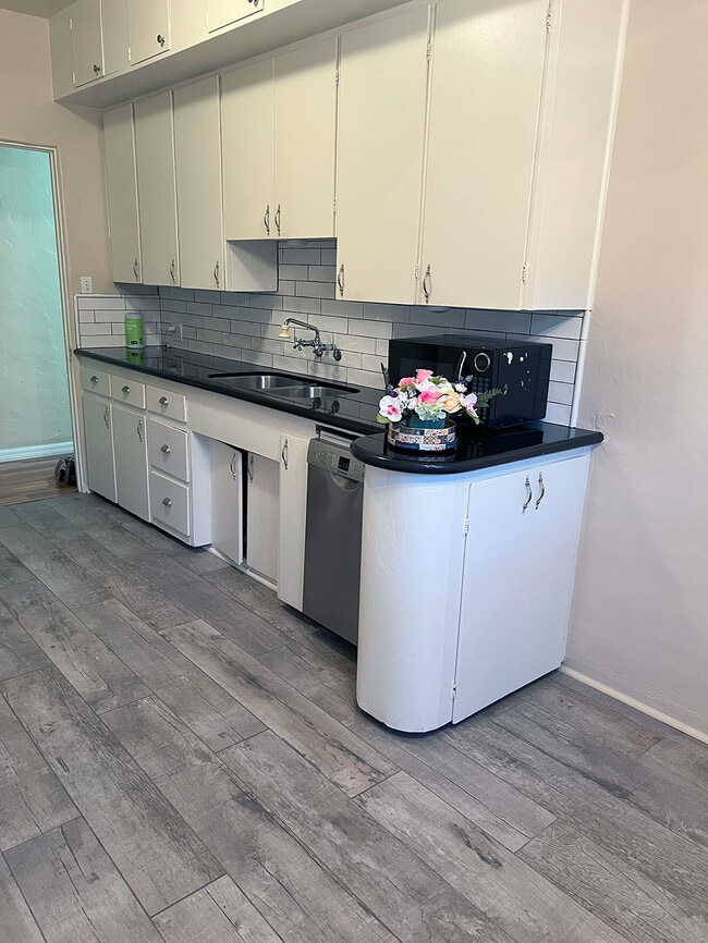 Kitchen with tuns of cabinets & counter space - 4015 Edenhurst Ave