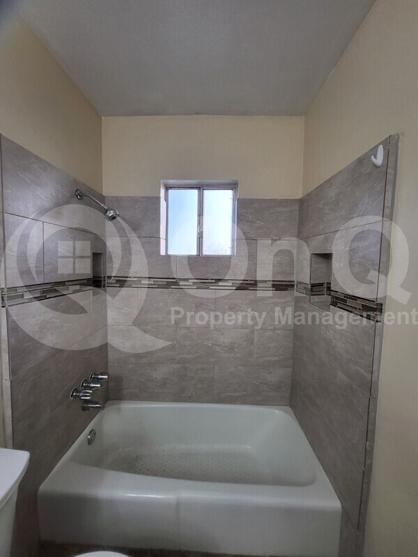 Building Photo - 905 S La Bellota