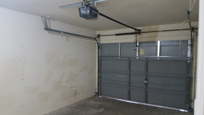Building Photo - Duplex 3/2 w/ Garage