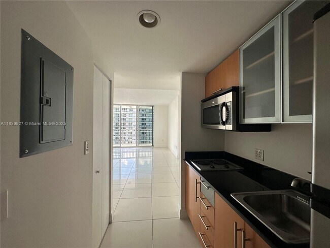 Building Photo - 1750 N Bayshore Dr
