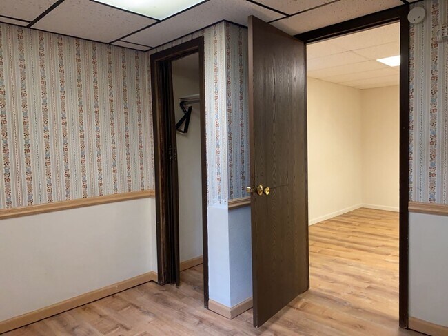 Building Photo - Spacious West-Side Tri-Level Home
