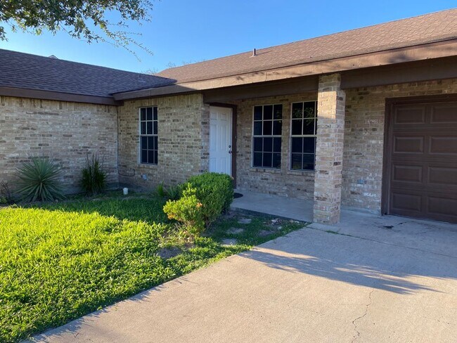 Building Photo - 811 E Stonegate Dr