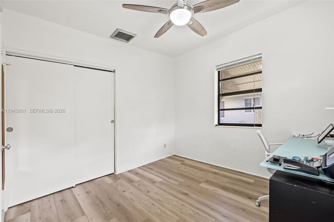 Building Photo - 206 SE 5th St