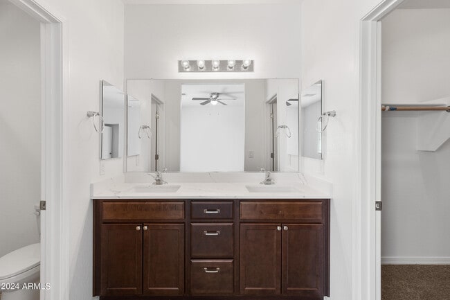 Building Photo - 2842 E Tracy Ln