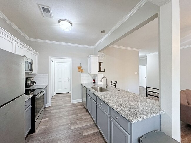 Building Photo - 4 Bedroom Furnished or UnFurnished rental