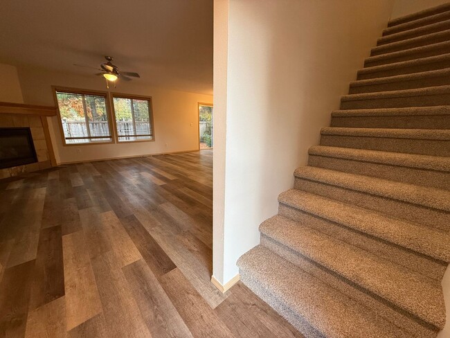 Building Photo - 3 Bedroom DuPont Home for Rent