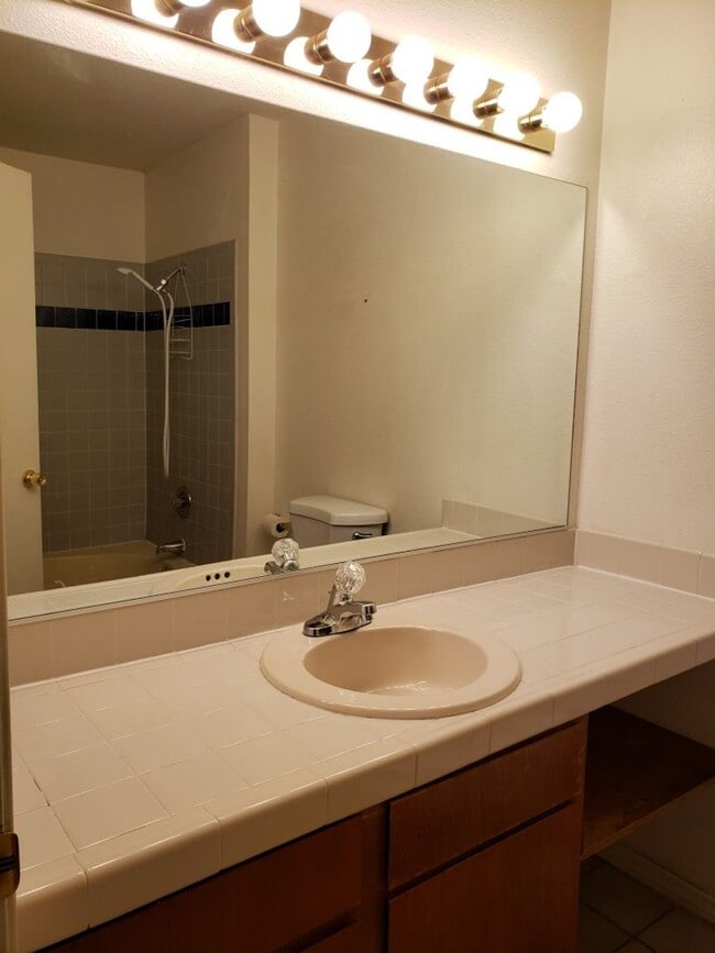 Building Photo - 3 Bedroom Condo in Gated Community