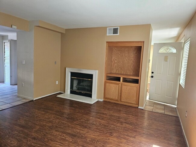 Building Photo - Split Level 4 Bedroom  2.5 Bath Town Home